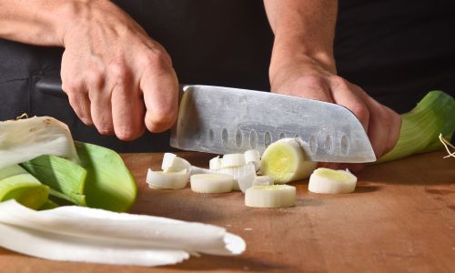 Lauch schneiden im Schulcatering bio logisch